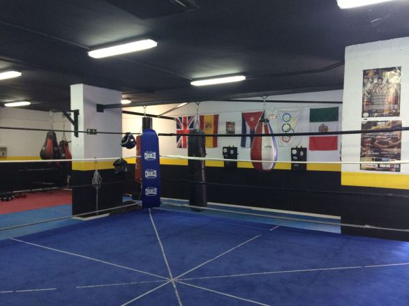 Sala de boxeo equipada