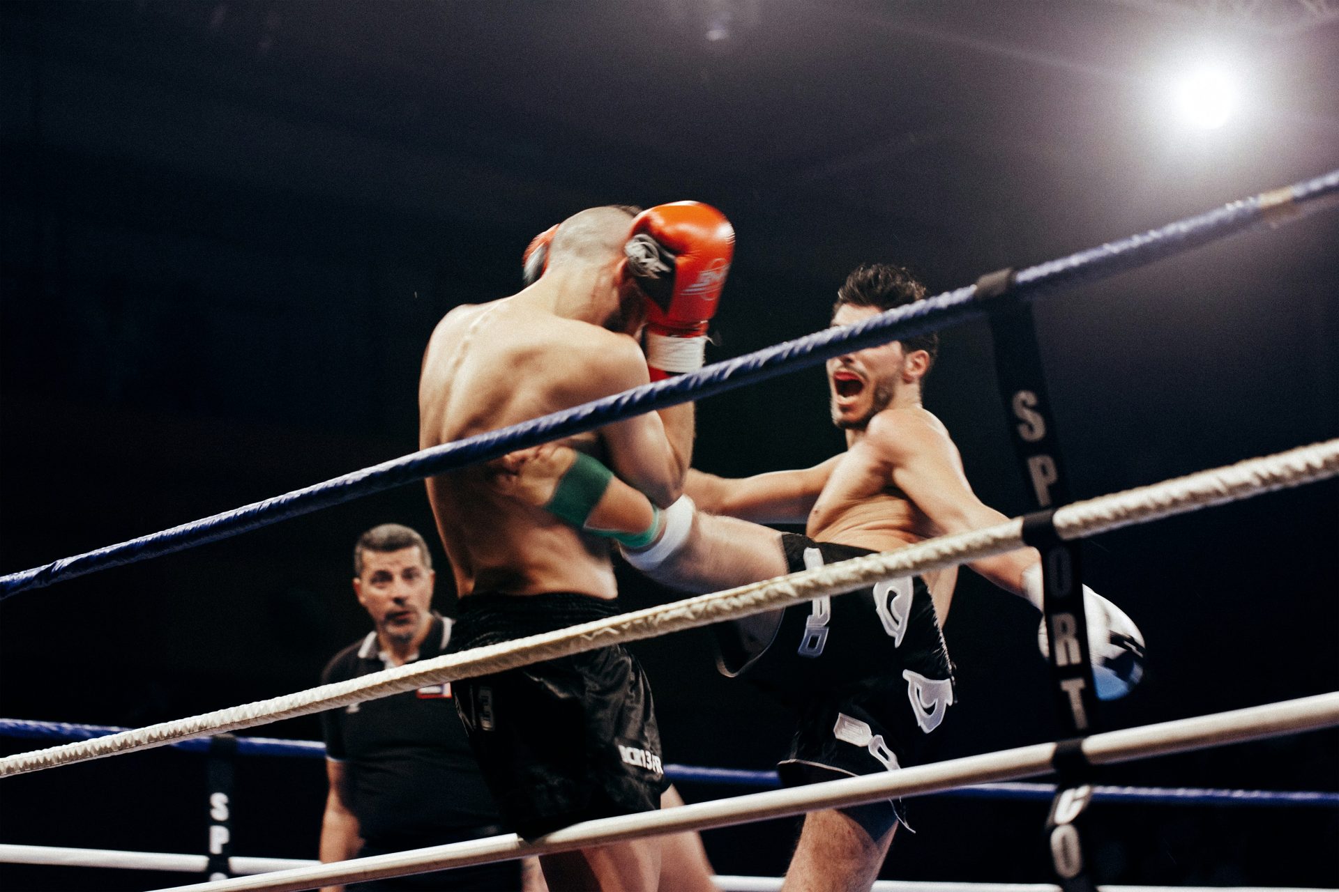 Una escena dinámica de dos boxeadores en acción durante un feroz combate en el ring de boxeo.